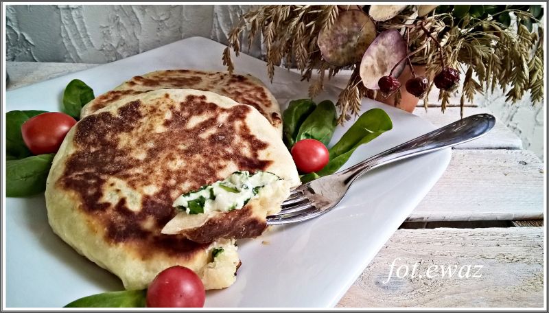 Chaczapuri z serem i szpinakiem