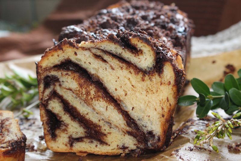 Chałka drożdżowa z masą czekoladową 