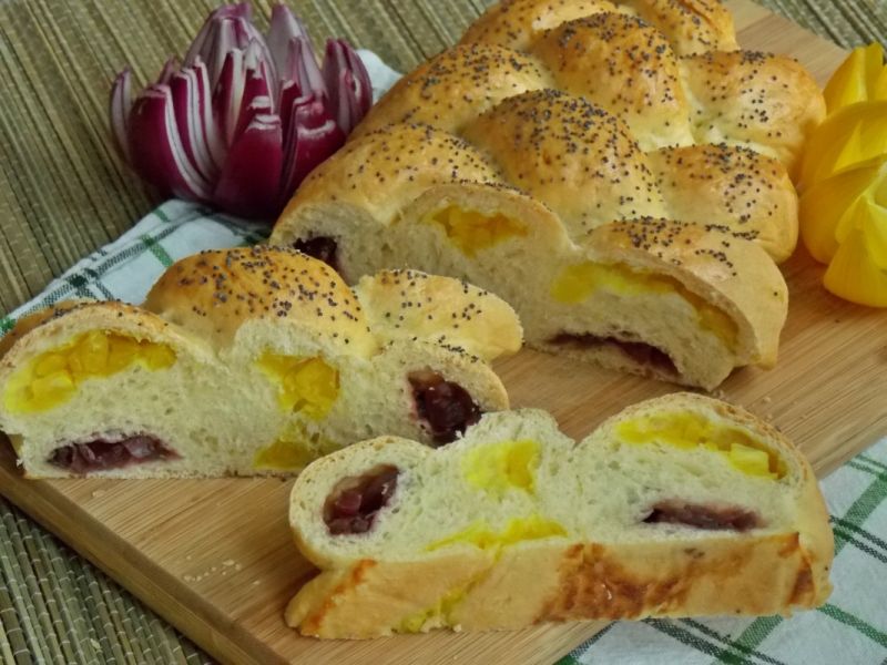 Chałka z kolorową cebulą