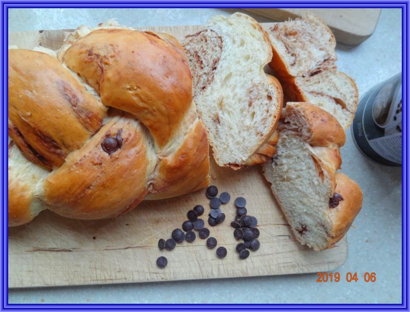 Chałka z kropelkami czekoladowymi