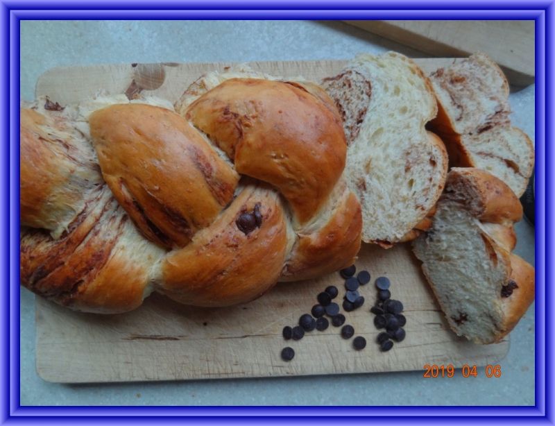 Chałka z kropelkami czekoladowymi