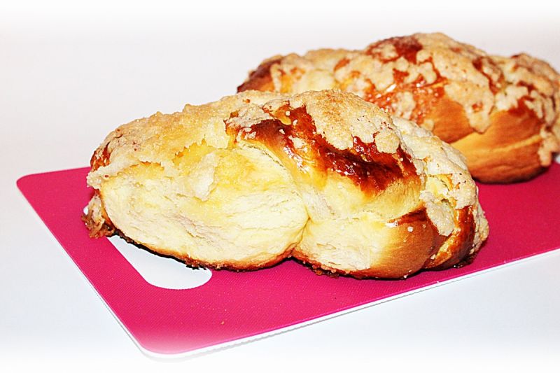 Chałka z kruszonką podawana z frużeliną z wiśni 