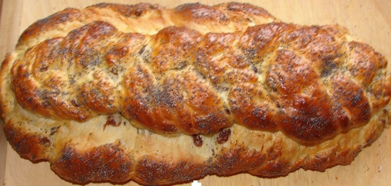 Chałka z rodzynkami i makiem