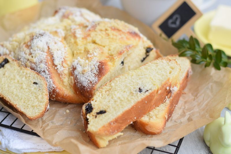 Chałka z suszonymi czereśniami i kruszonką