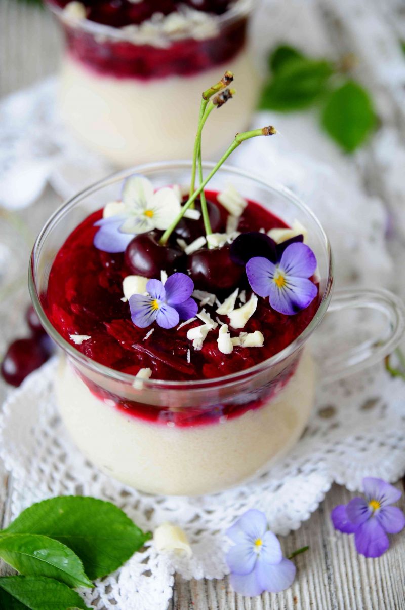 Chałwiowo- wiśniowy deser z kaszą manna