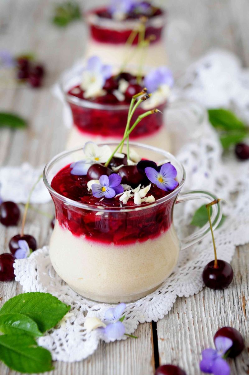 Chałwiowo- wiśniowy deser z kaszą manna