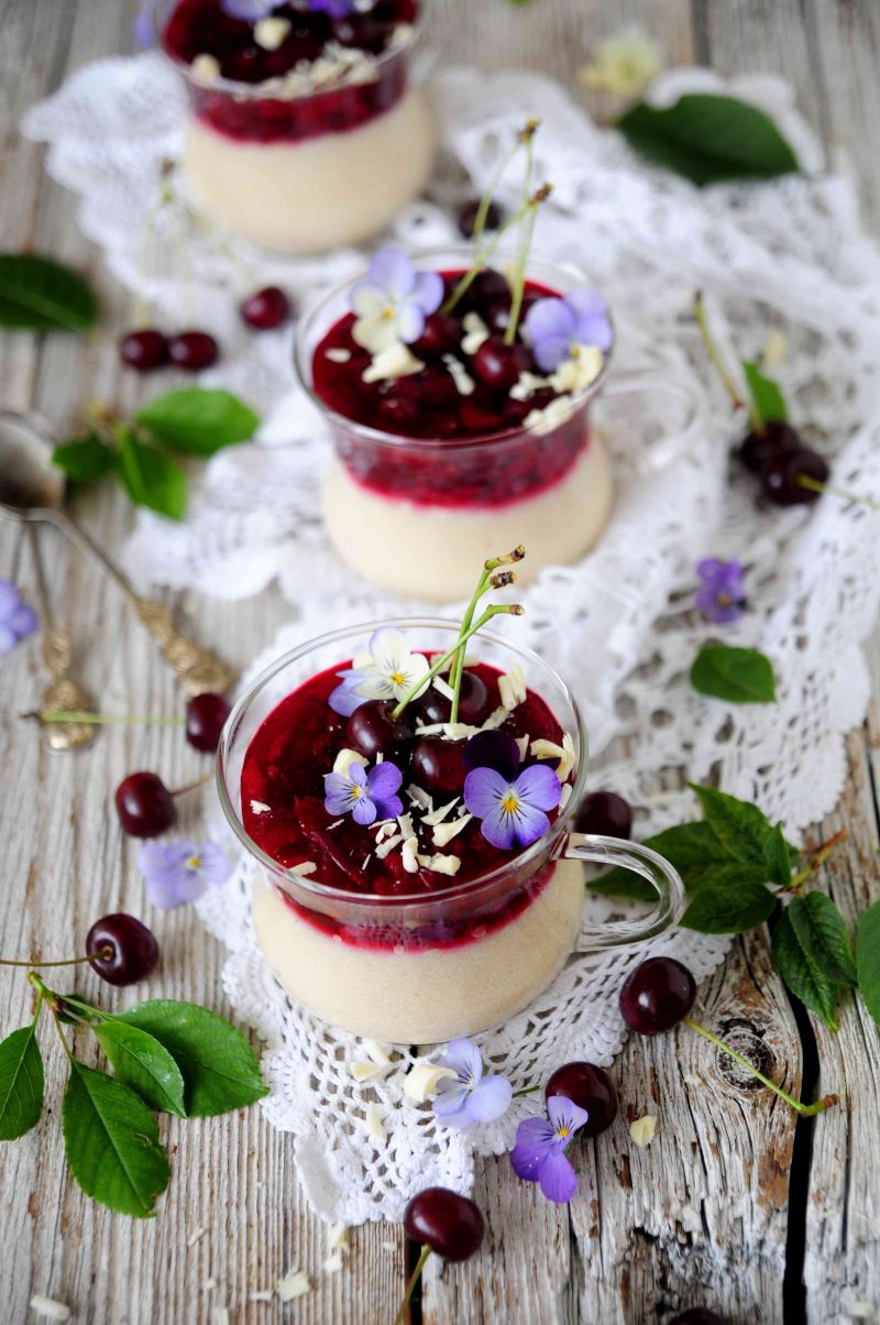 Chałwiowo- wiśniowy deser z kaszą manna