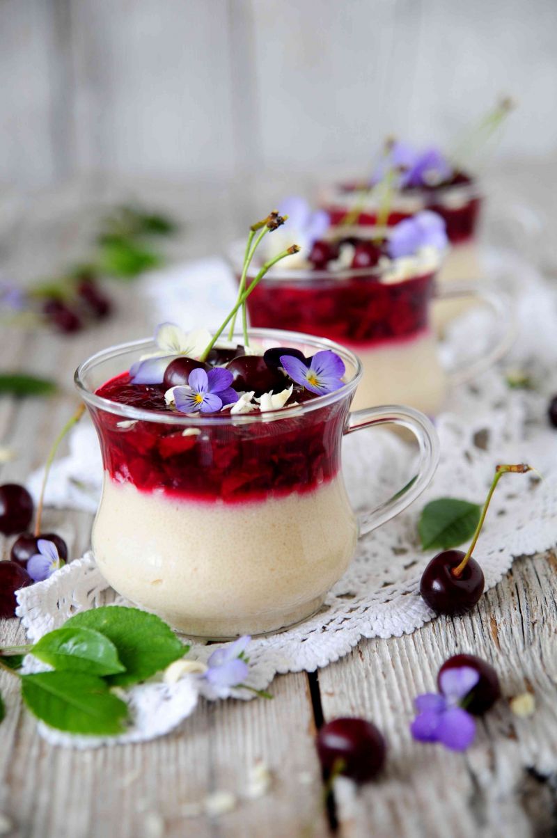 Chałwiowo- wiśniowy deser z kaszą manna