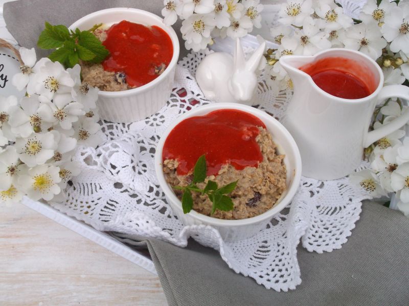 Chałwowa pieczona owsianka z musem truskawkowym