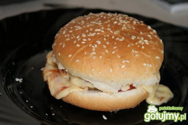 Cheseburger  z mięsem grillowanym  Cheseburger  z mięsem grillowanym