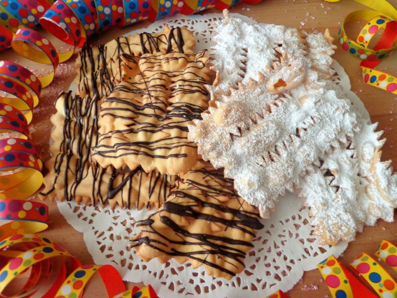 Chiacchiere - włoskie faworki z nutką pomarańczy Chiacchiere - włoskie faworki z nutką pomarańczy