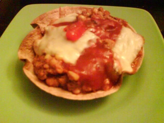 Chili con carne w miseczkach z tortilli