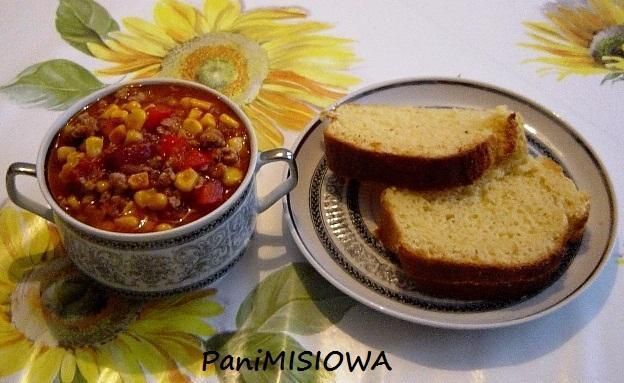 Chili Con Carne z chlebem kukurydzianym Chili Con Carne z chlebem kukurydzianym