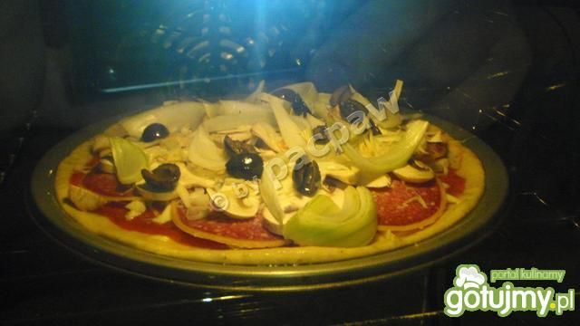 Chili pizza z cebulką, salami i oliwkami