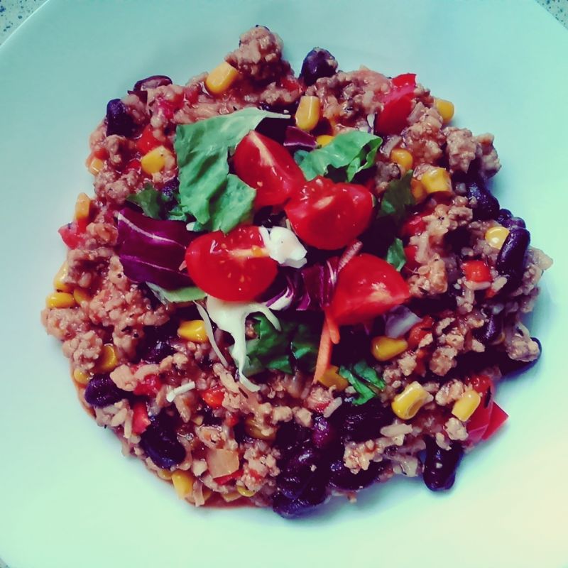 chili z mięsem, warzywami i ryżem chili z mięsem, warzywami i ryżem