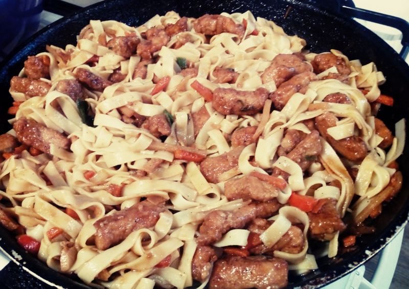Chińska patelnia makaronowa ze schabem Chińska patelnia makaronowa ze schabem