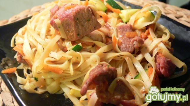 Chiński makaron z dziczyzną na szybko Chiński makaron z dziczyzną na szybko