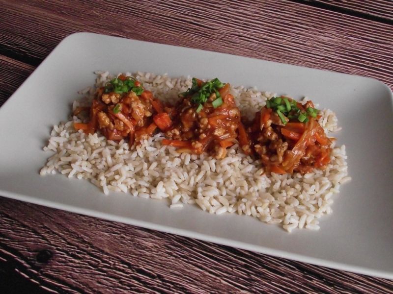 Chiński półmisek misz masz na brązowym ryżu