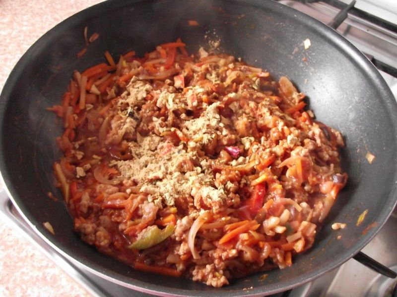 Chiński półmisek misz masz na brązowym ryżu