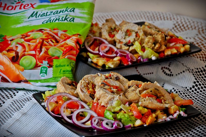 Chińskie roladki na delikatnej sałatce z warzywami