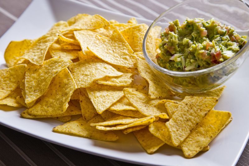 Chipsy z tortilli kukurydzianej, guacamole i salsa