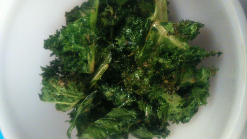 Chipsy ze świeżego jarmużu