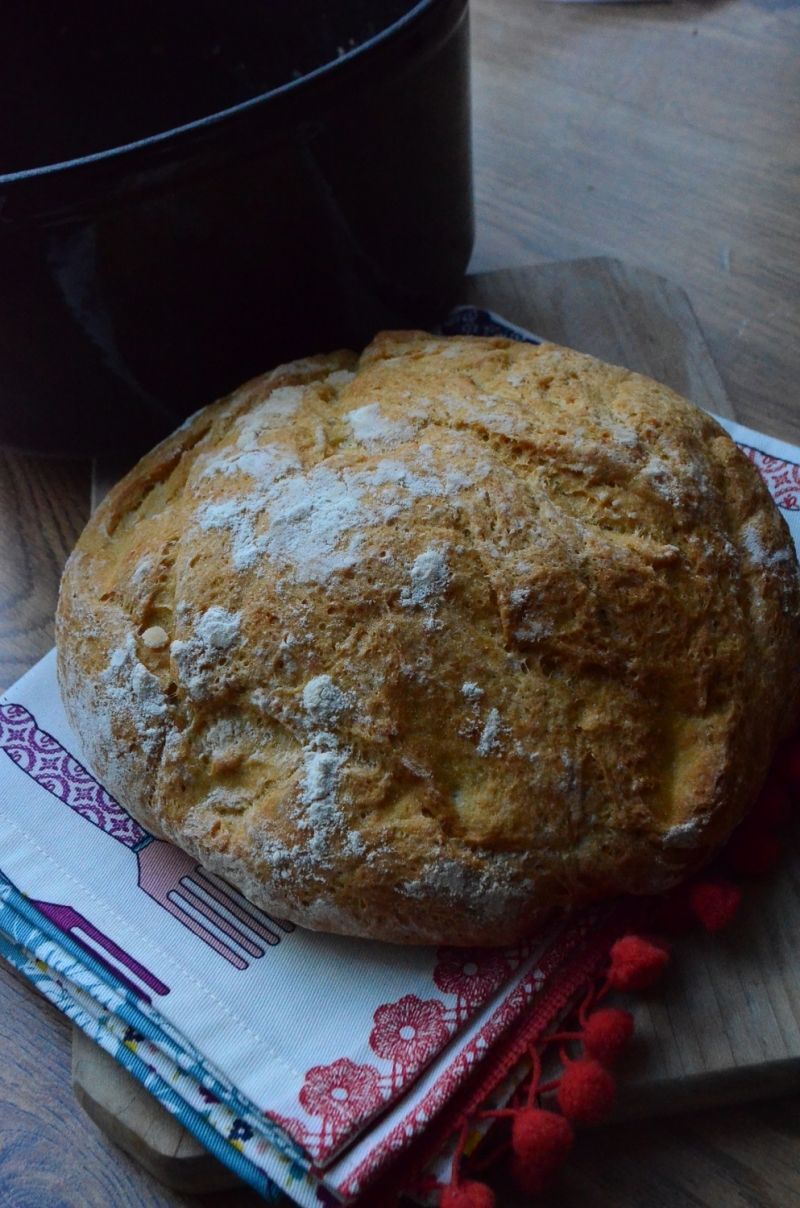 Chleb biały z garnka żeliwnego