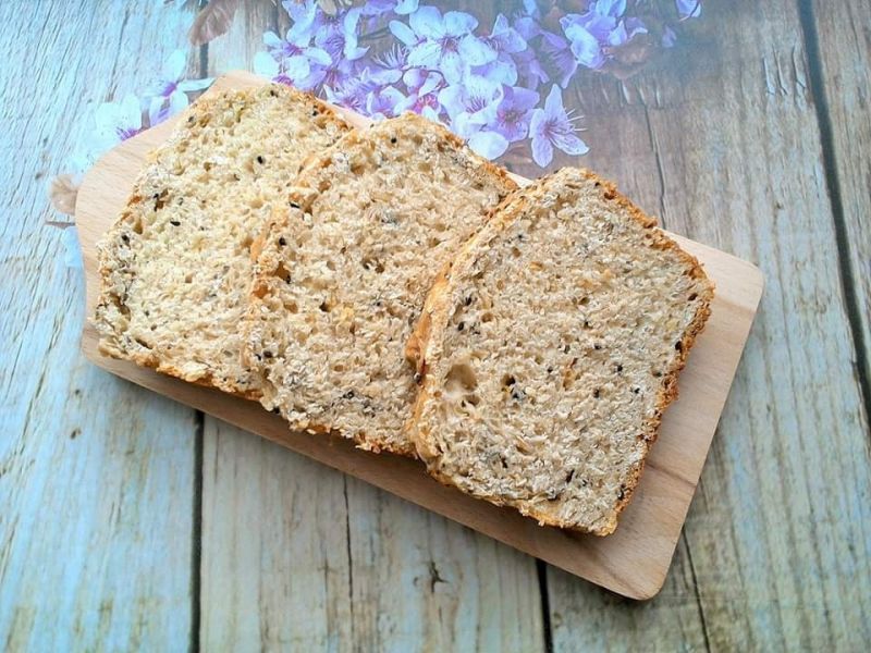 Chleb cukiniowy z płatkami owsianymi i czarnuszką Chleb cukiniowy z płatkami owsianymi i czarnuszką