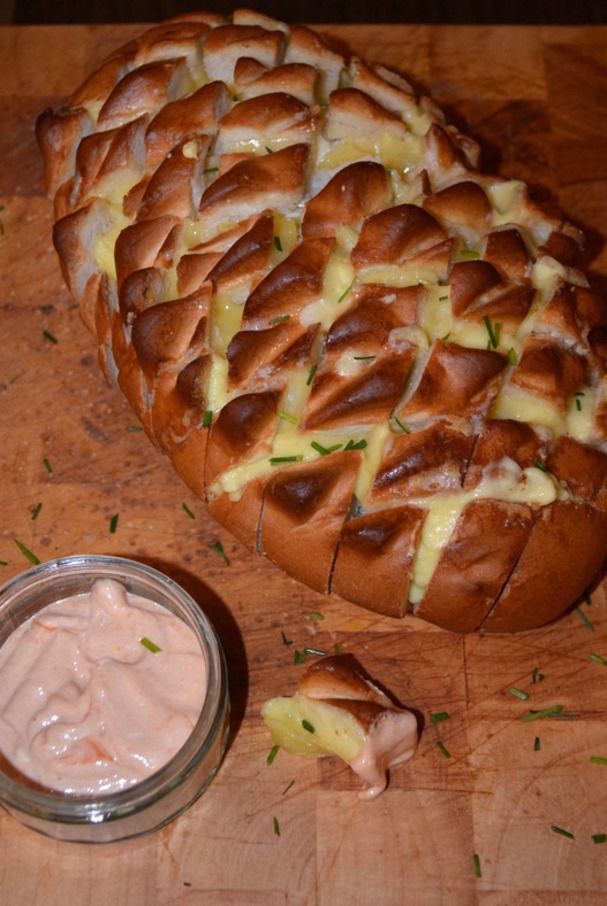 Chleb czosnkowy nadziewany serem Chleb czosnkowy nadziewany serem