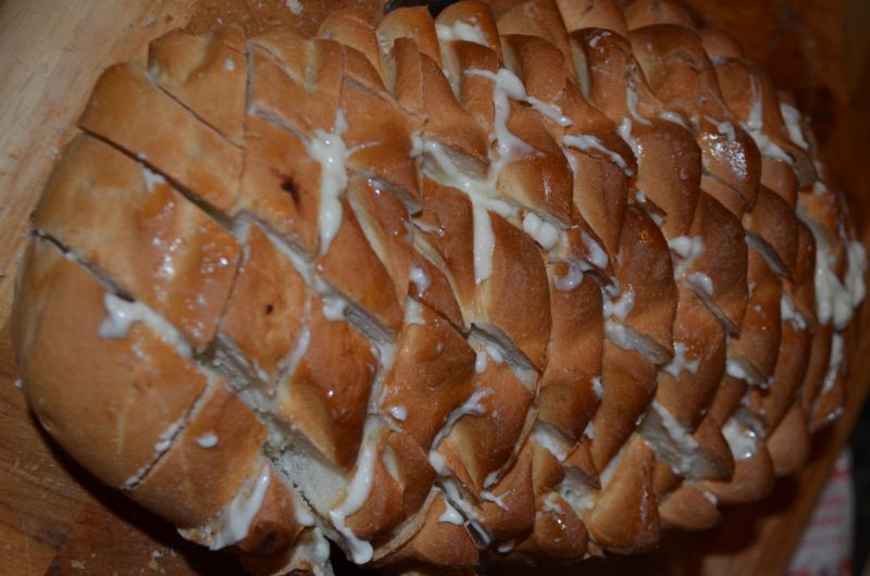 Chleb czosnkowy nadziewany serem