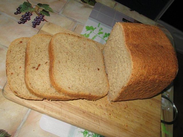 Chleb domowy z pomidorami i bazylią Chleb domowy z pomidorami i bazylią