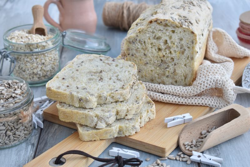 Chleb drożdżowy z ziarnami i płatkami Chleb drożdżowy z ziarnami i płatkami