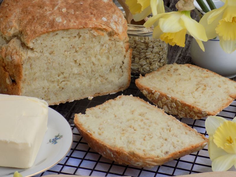 Chleb jogurtowy z płatkami owsianymi i kaszą manną