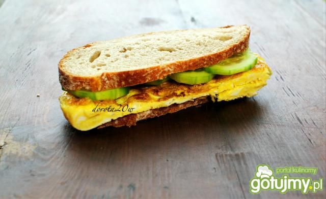 Chleb litewski z omletem i ogórkiem Chleb litewski z omletem i ogórkiem