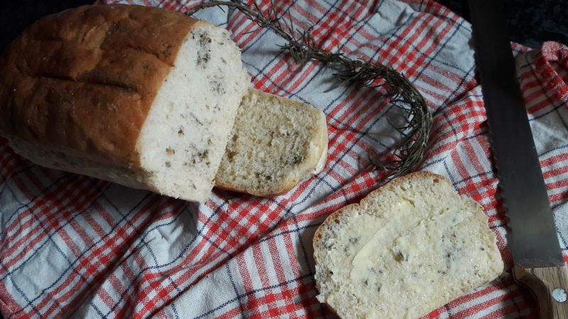 Chleb na drożdżach z ziołami prowansalskimi 