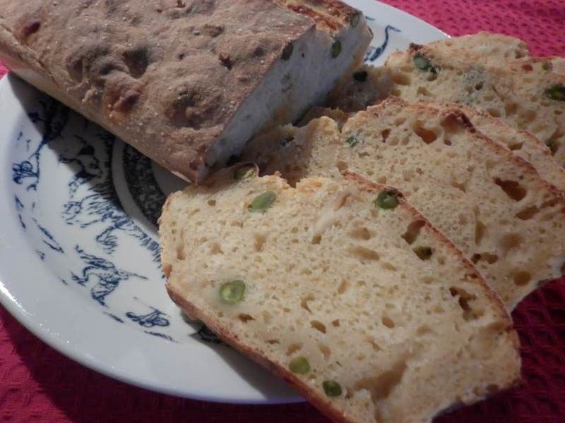 Chleb na konfiturze z dzikiej róży z orzeszkami