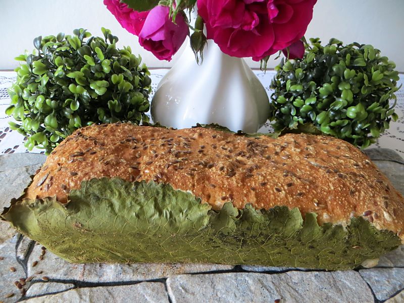 Chleb na liściach chrzanu
