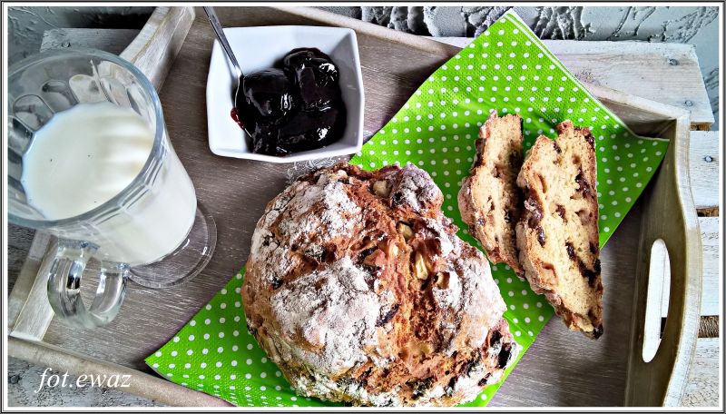 Chleb na sodzie jabłkowo - rodzynkowy