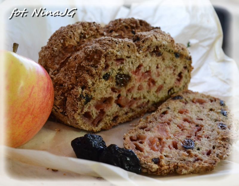 Chleb na sodzie z jabłkiem, śliwkami i ziołami