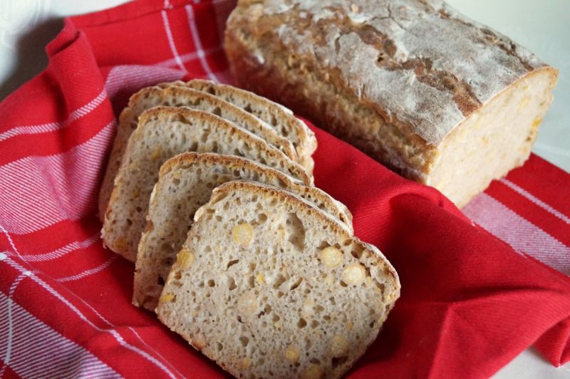 Chleb na zakwasie z ciecierzycą