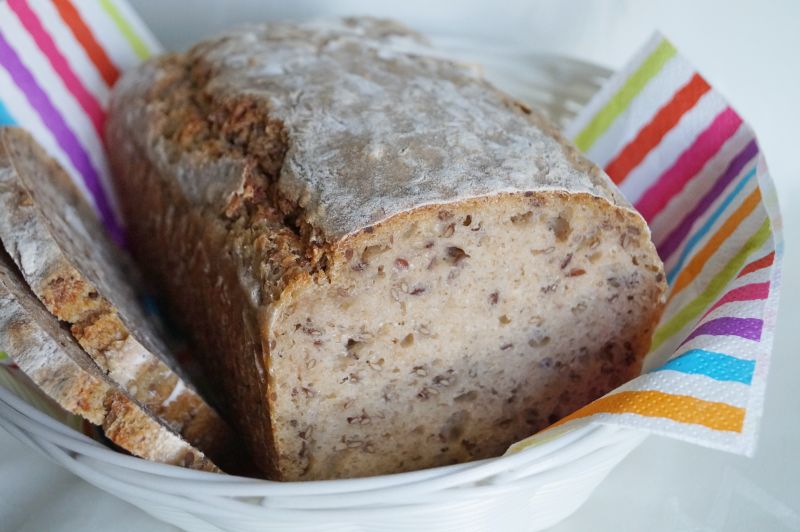 Chleb na zakwasie z czerstwym chlebem i siemieniem