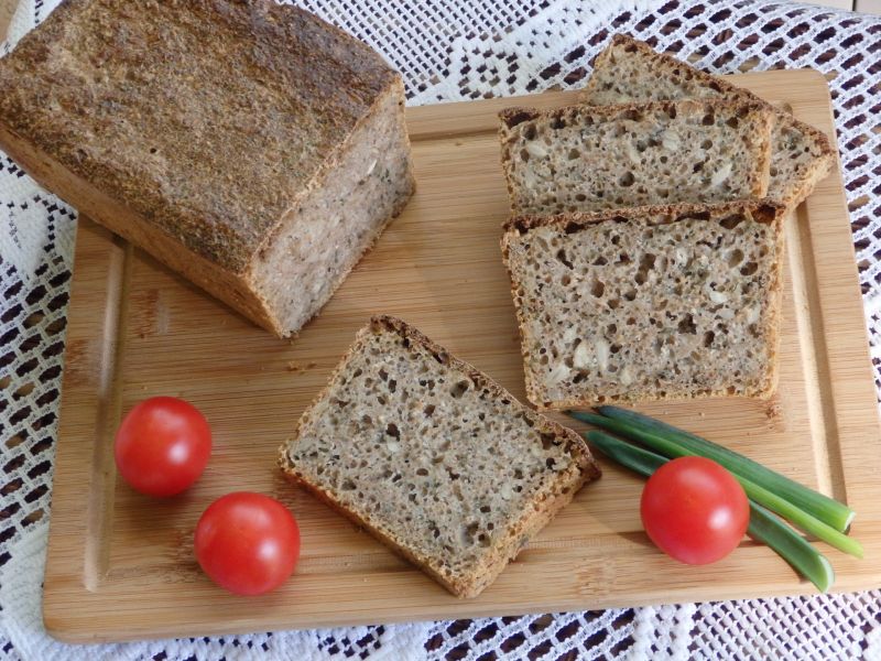 Chleb na zakwasie z czosnkiem niedźwiedzim