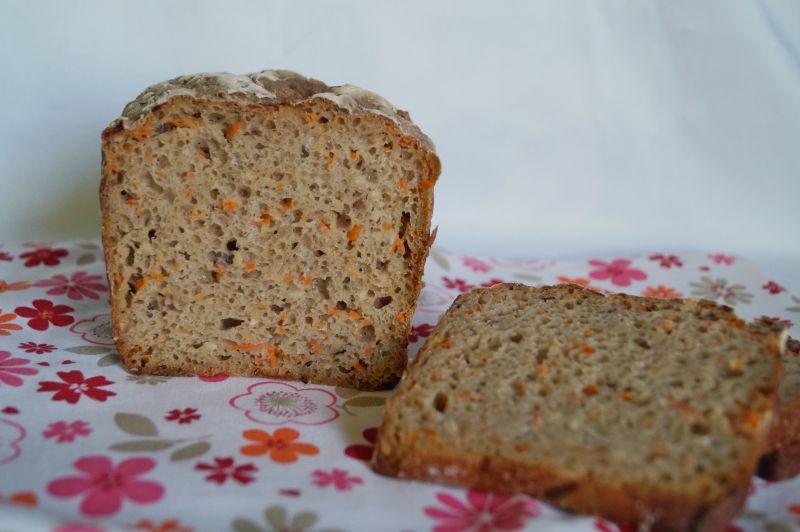 Chleb na zakwasie z marchewką i orzechami