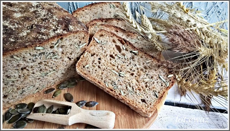 Chleb na zakwasie z pestkami dyni i prażoną cebulą