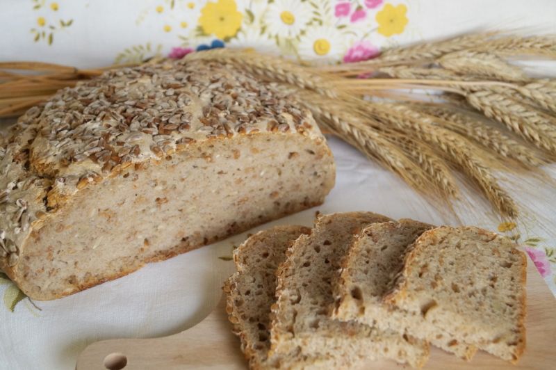 Chleb na zakwasie z ziarnami pszenicy