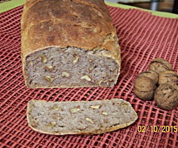 Chleb na zakwasie żytnim z orzechami