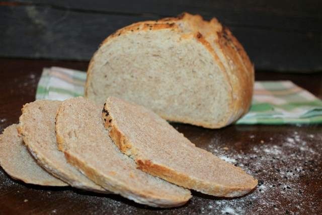 Chleb orkiszowy pieczony w garnku