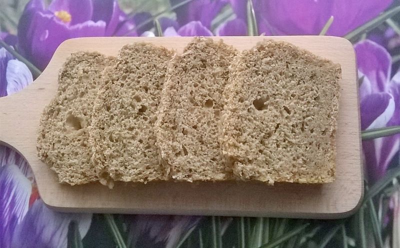 Chleb orkiszowy z kaszą i suszonym czosnkiem