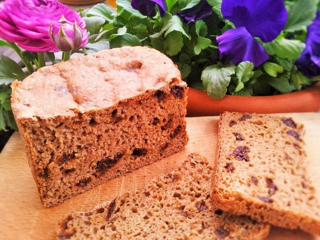 Chleb orkiszowy z suszonymi śliwkami