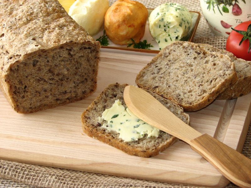 Chleb orkiszowy z ziarnami